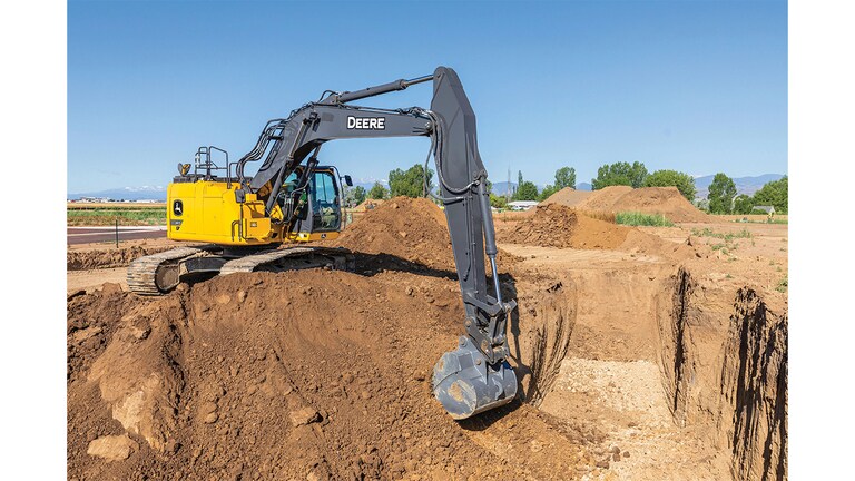 Une excavatrice 345P-Tier ramassant de la terre sur un chantier.