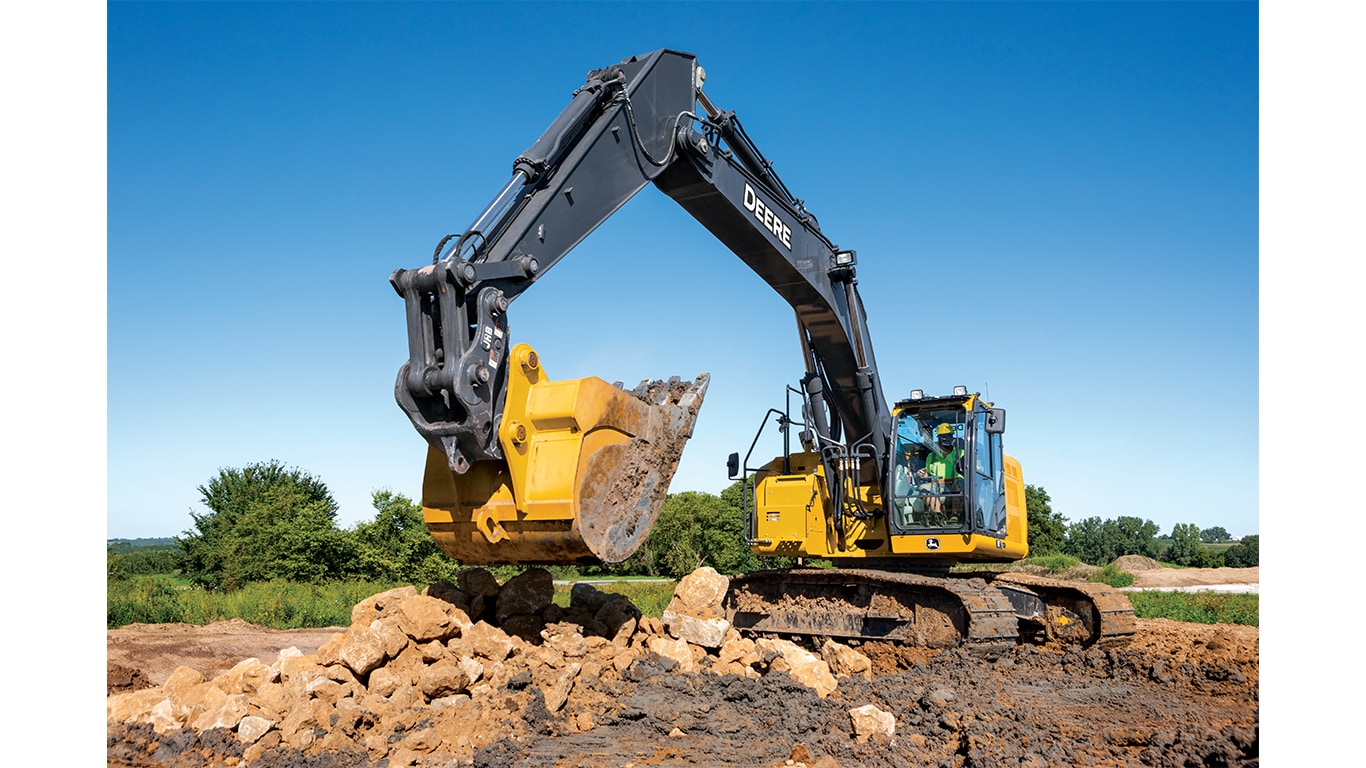 Une excavatrice 345P-Tier qui déplace de la terre et des roches sur un chantier.