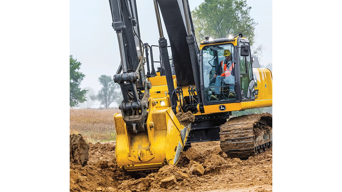 Un opérateur qui utilise une excavatrice 380P-Tier pour déplacer de la terre.