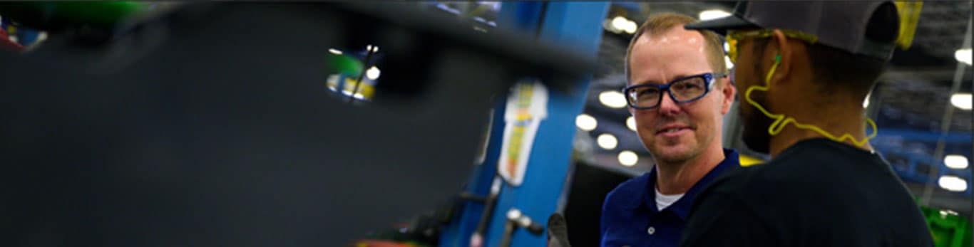 Deux personnes discutent dans un environnement industriel