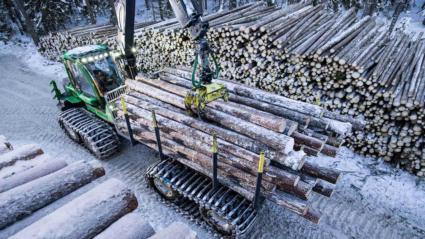 1010G 15.3-metric ton forwarder working in the field