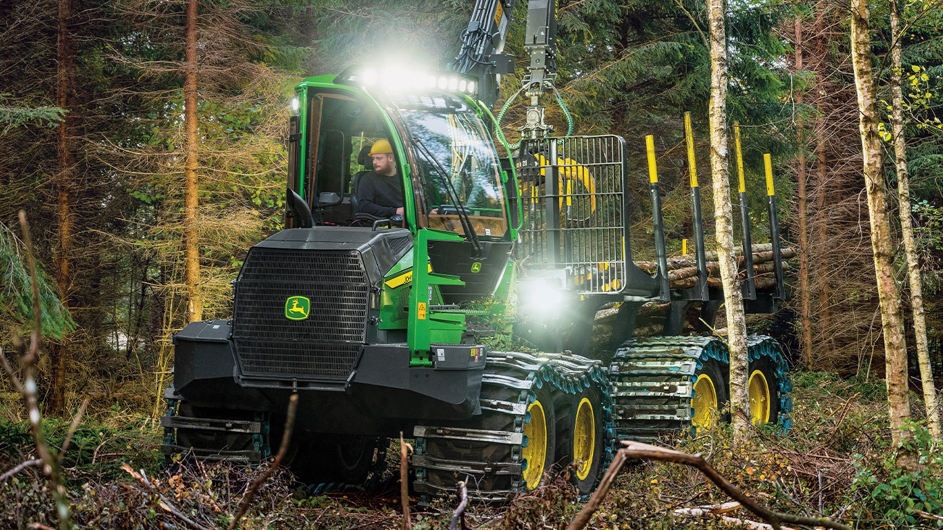 Porteur forestier 1010G transportant du bois dans la forêt