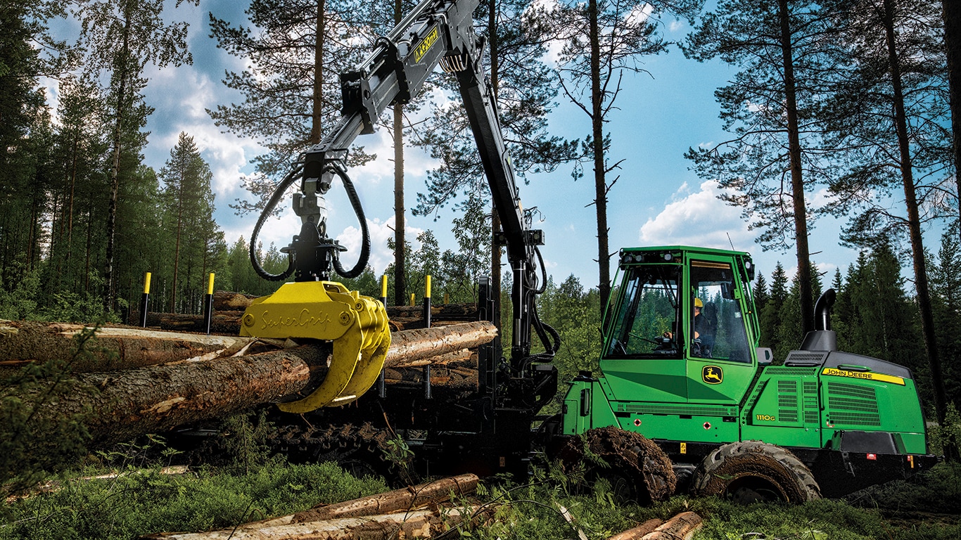 1110G Forwarder working in the forest