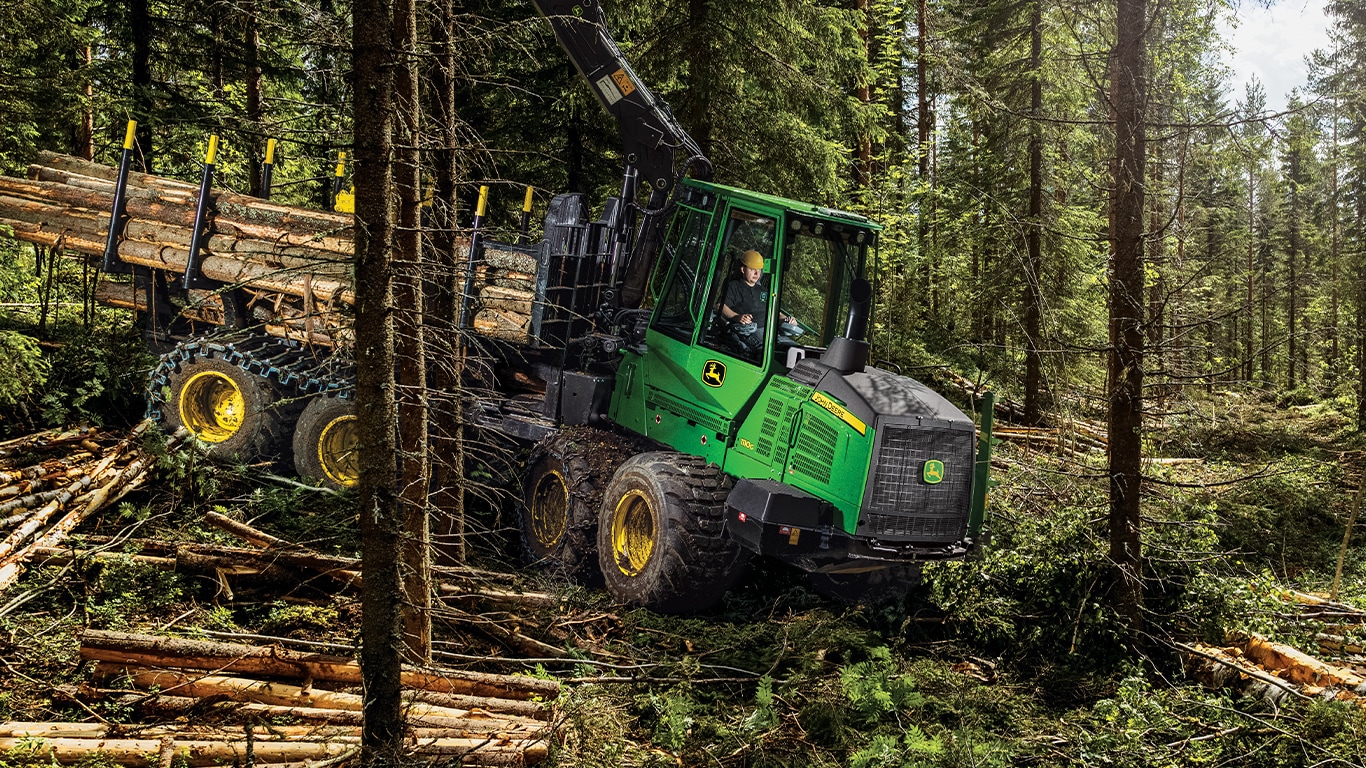 Porteur forestier 1110G transportant du bois dans la forêt