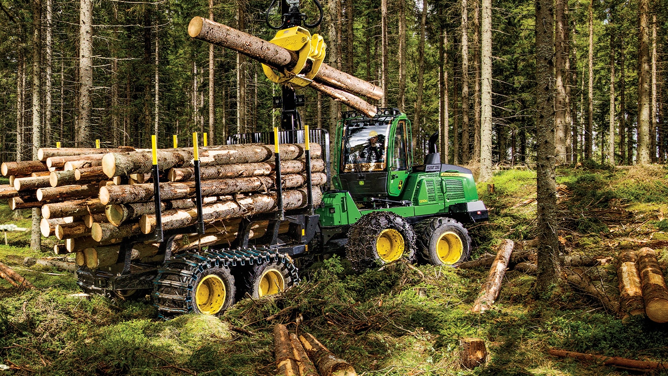 Porteur forestier 1210G transportant du bois dans la forêt