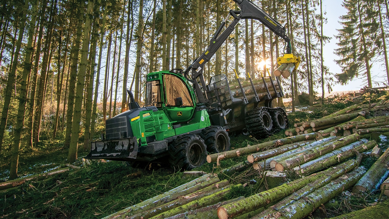 Porteur forestier 1510G transportant du bois dans la forêt