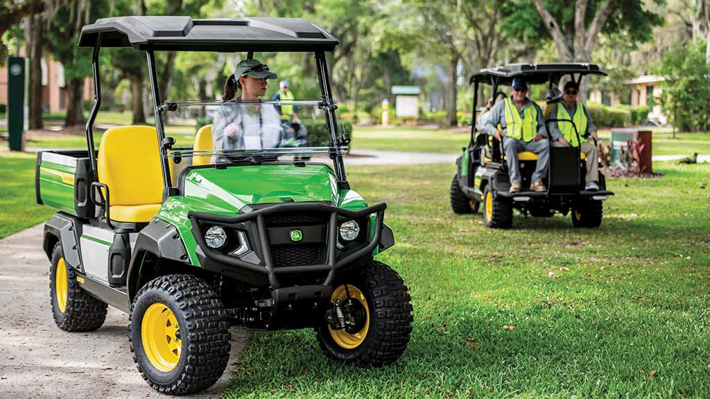 Un Gator GX vert avec un seul conducteur et un Gator GX Crew transportant quatre passagers.