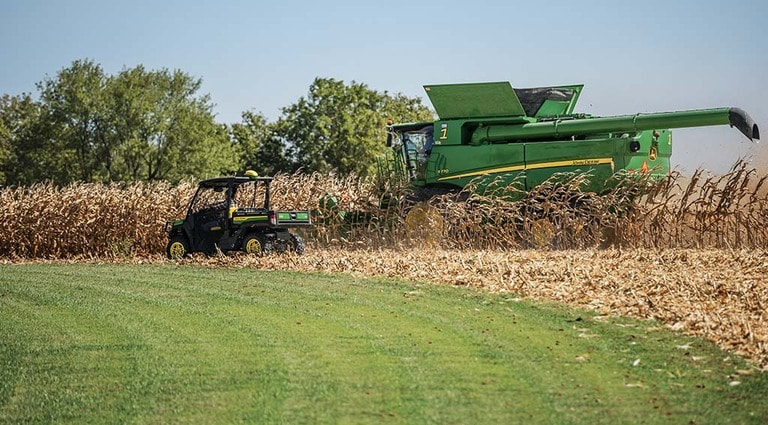 Un tracteur Gator XUV835M circulant dans un champ de culture