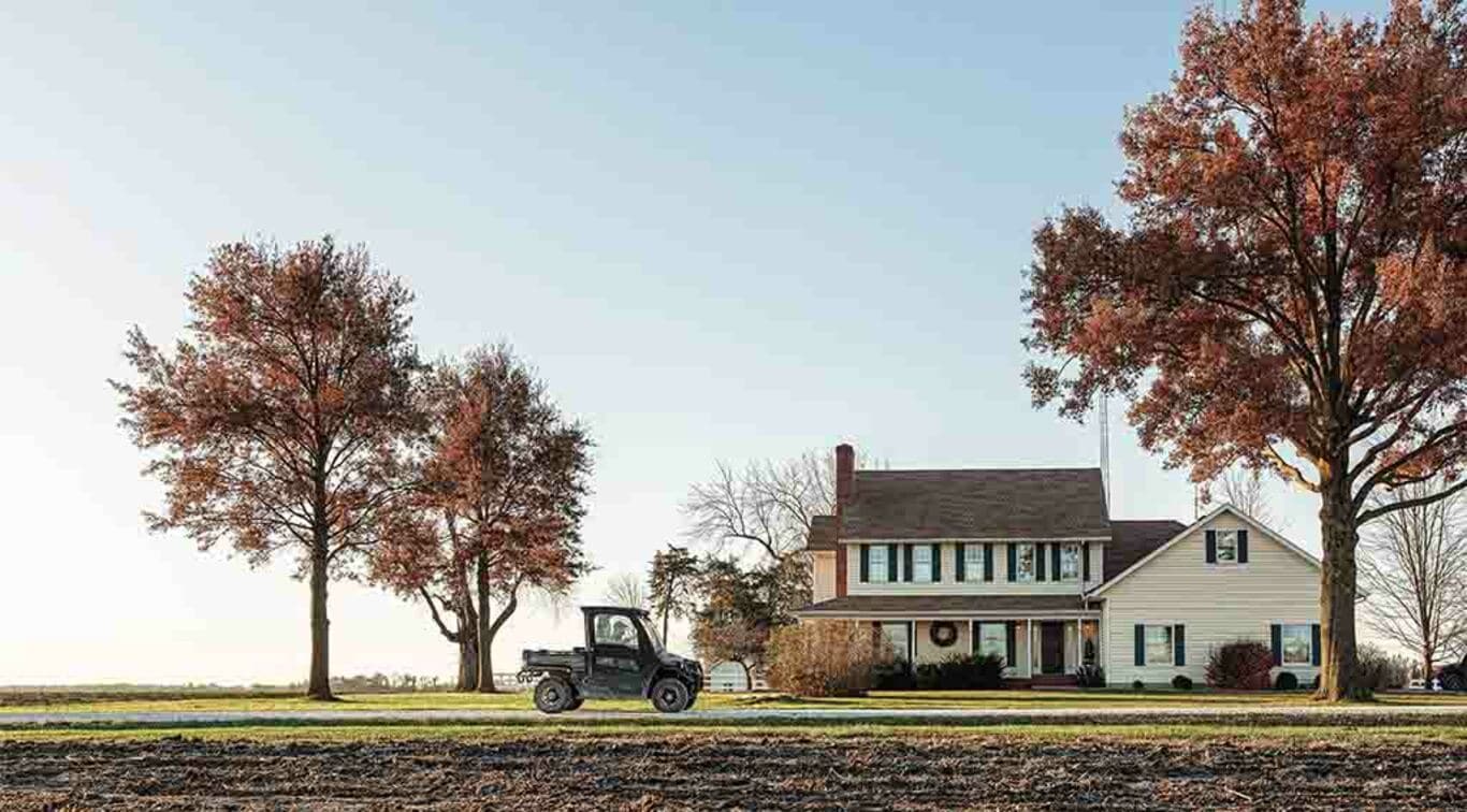 Un tracteur Gator XUV835M traversant des terres agricoles