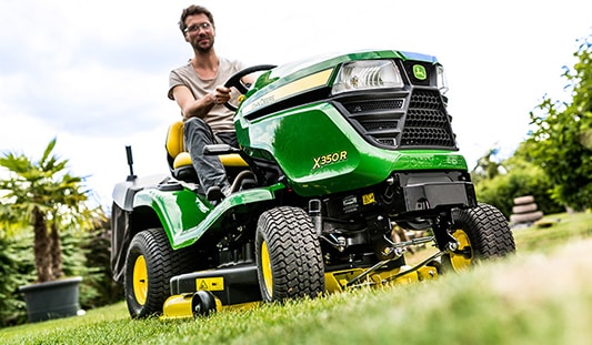 Une tondeuse autoportée John Deere