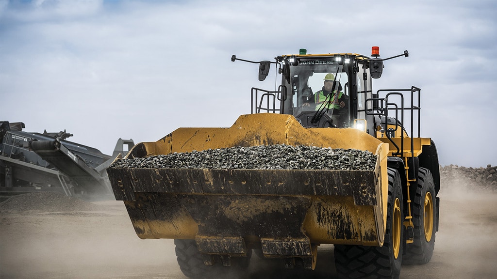 Chargeur de grande roue John Deere 824L déplaçant la saleté sur un site de travail