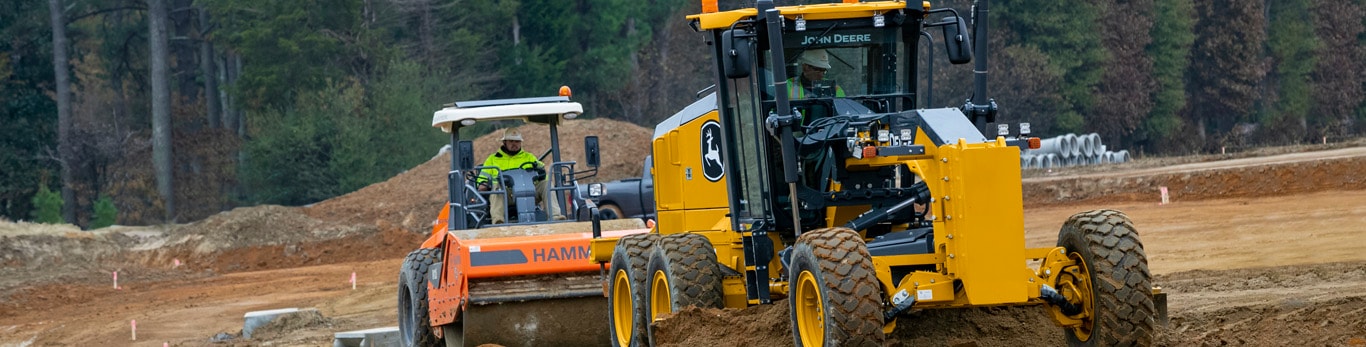 niveleuse automotrice travaillant sur une route