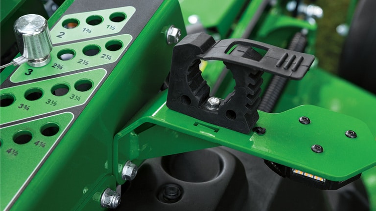 Close up the string trimmer carrier on a Q820M