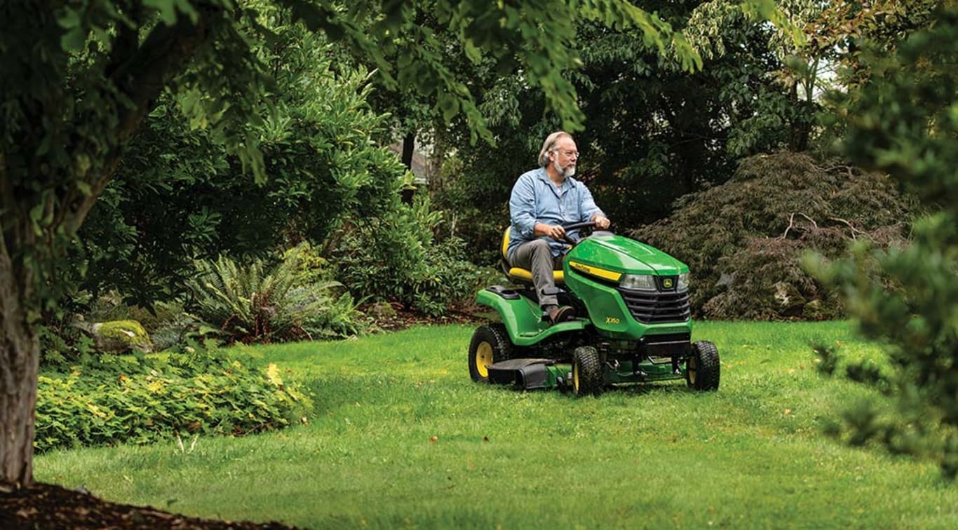 Une personne tondant sa pelouse avec une tondeuse X350
