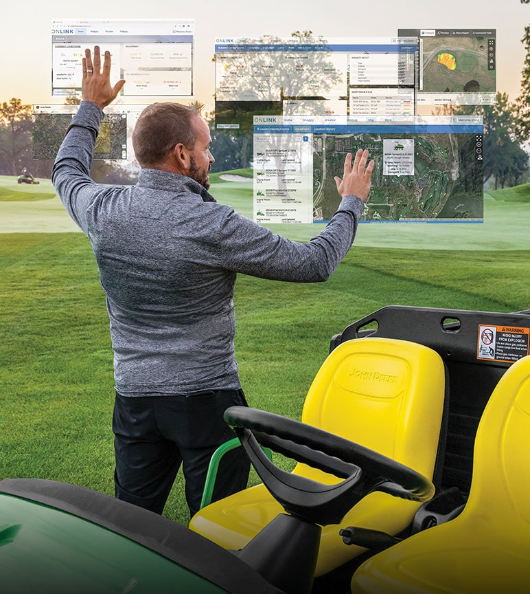 Homme sur un terrain de golf qui consulte différents écrans du logiciel Onlink