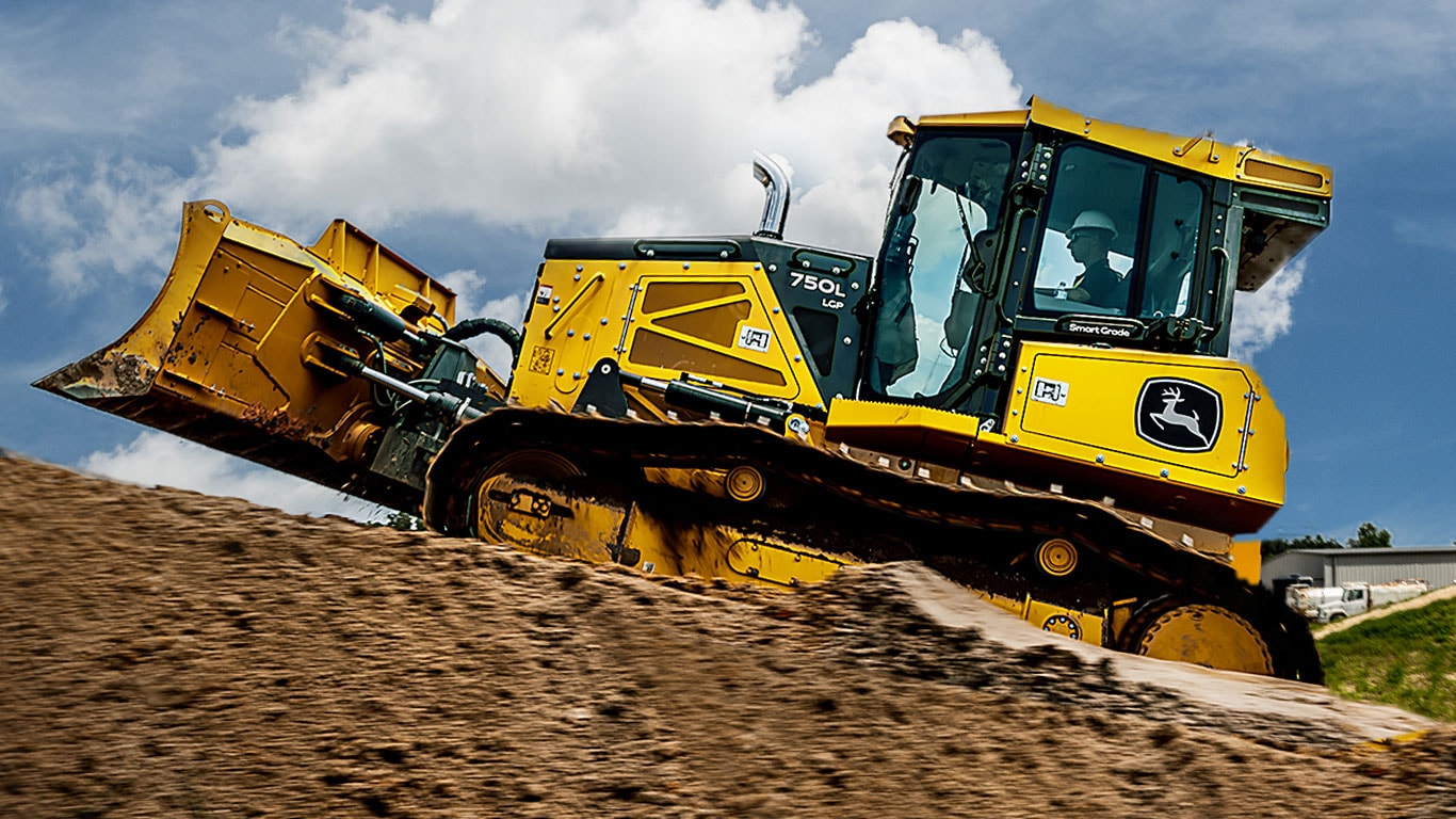 John Deere 750L avec SmartGrade sur un monticule de terre