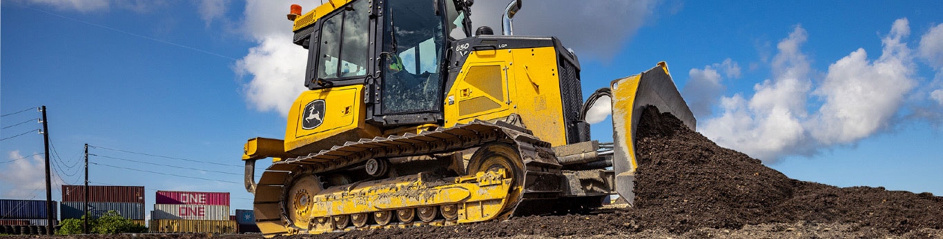 Bouteur John Deere 650 P-Tier déplaçant la saleté sur le regard de travail