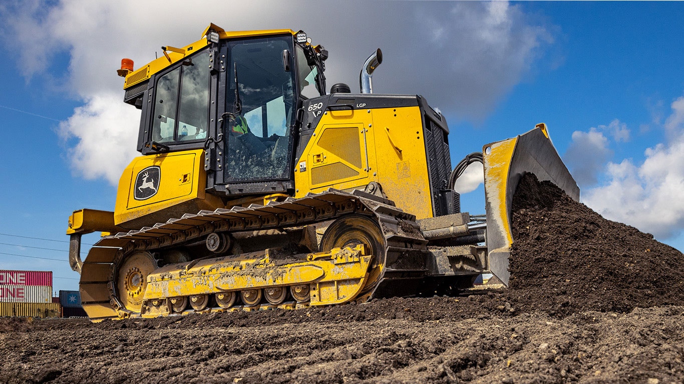 Bouteur John Deere 650 P-Tier d&eacute;pla&ccedil;ant la salet&eacute; sur le regard de travail