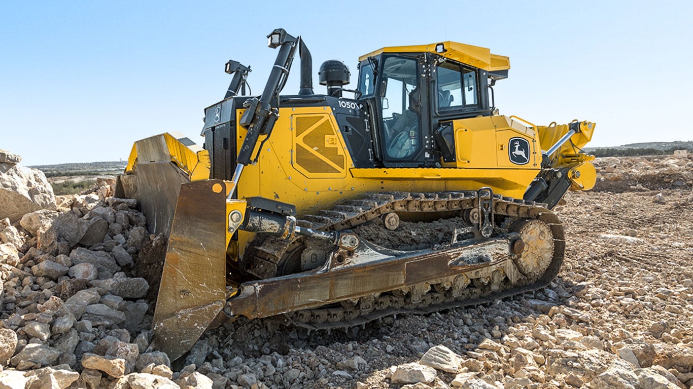 Bouteur John Deere 1050 déplaçant les agrégats sur la vue de travail.