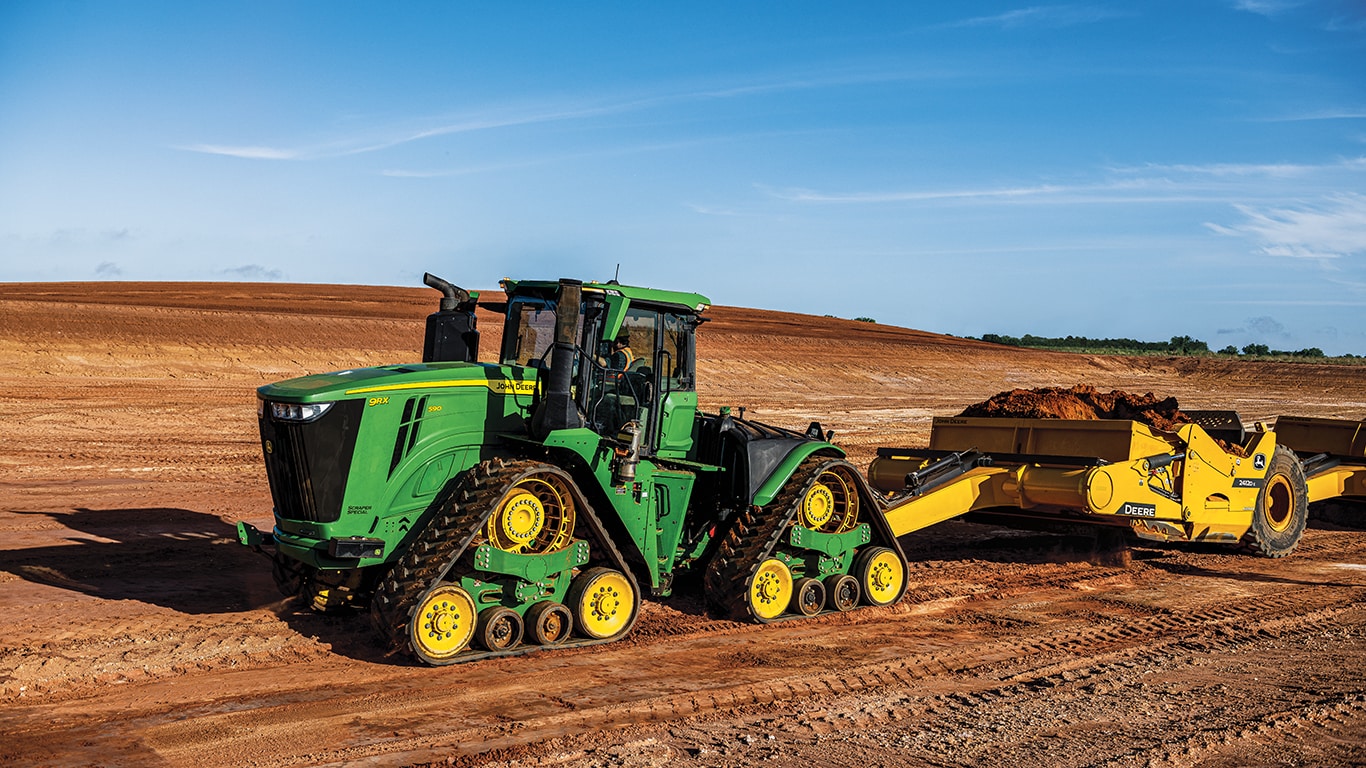 Image d'un tracteur tirant une décapeuse dans un champ