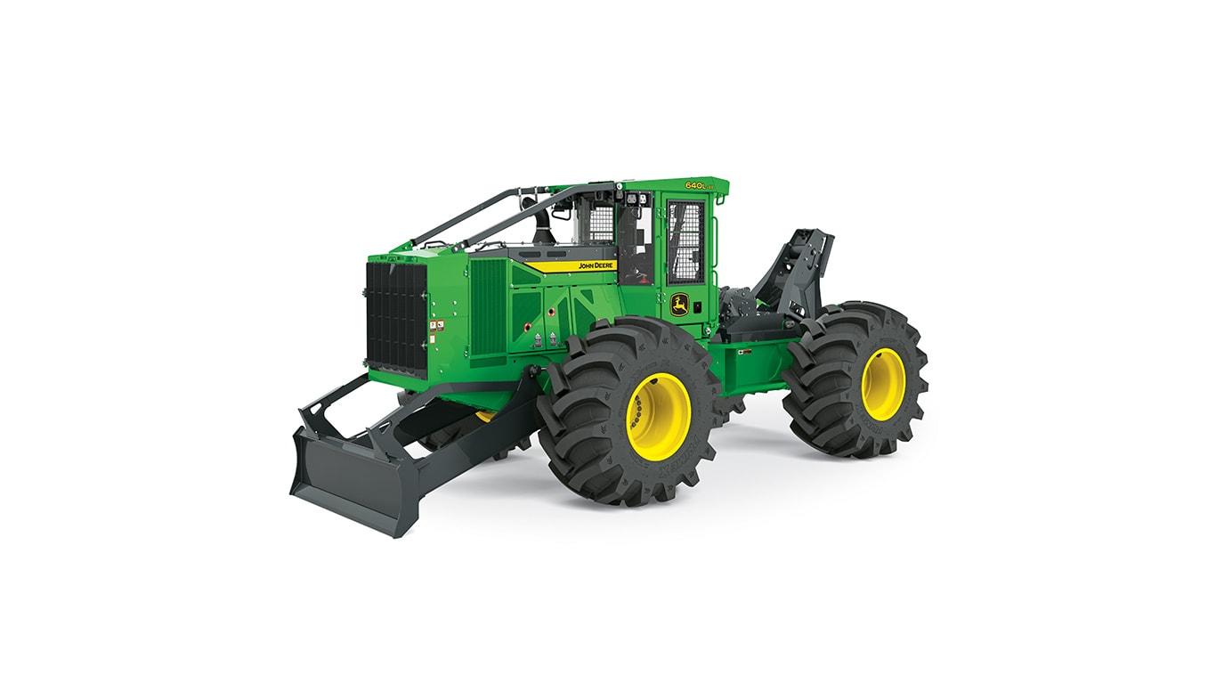 Débardeuse 640L-III John Deere verte et jaune avec une lame niveleuse à l’avant et un grappin à l’arrière.