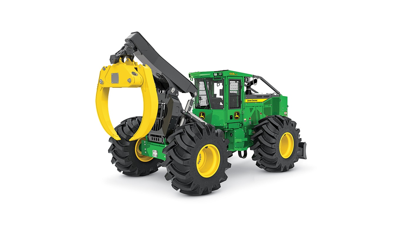 Machine forestière John Deere verte avec un grappin jaune et de gros pneus renforcés.