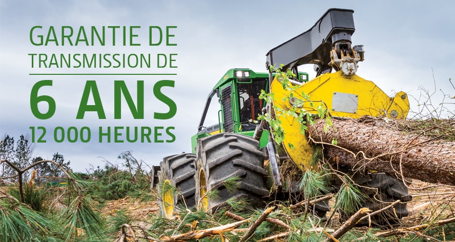 une débardeuse transportant de multiples rondins d’arbres sur un site forestier; le texte en vert superposé, indique « Garantie sur la transmission de la débardeuse de 6 ans ou 12 000 heures »