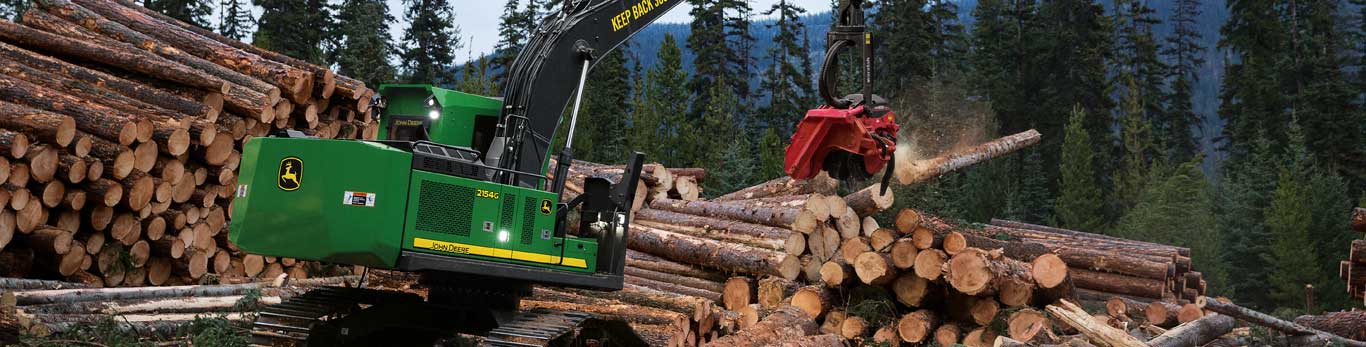 Engin pivotant John Deere équipé d’une tête Waratah