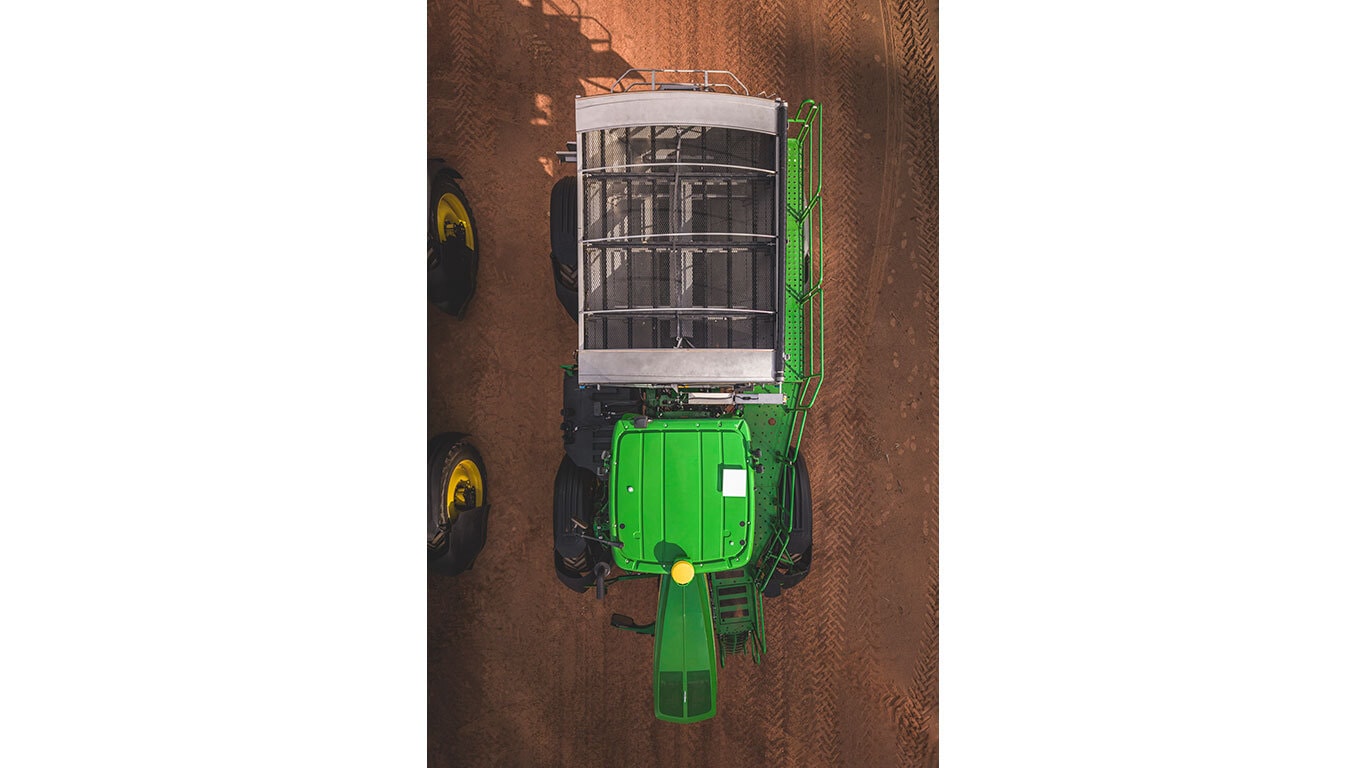Vue de dessus d'un tracteur vert équipé d'un boîtier JDLink Boost sur le toit.