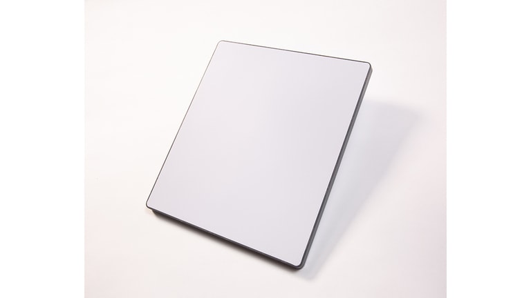 Vue en studio de la partie supérieure du JDLink Boost sur fond blanc.