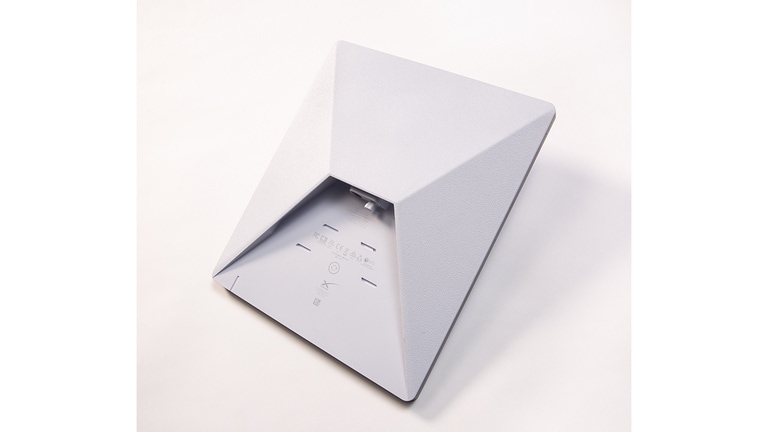 Vue en studio de la partie inférieure du JDLink Boost sur fond blanc.