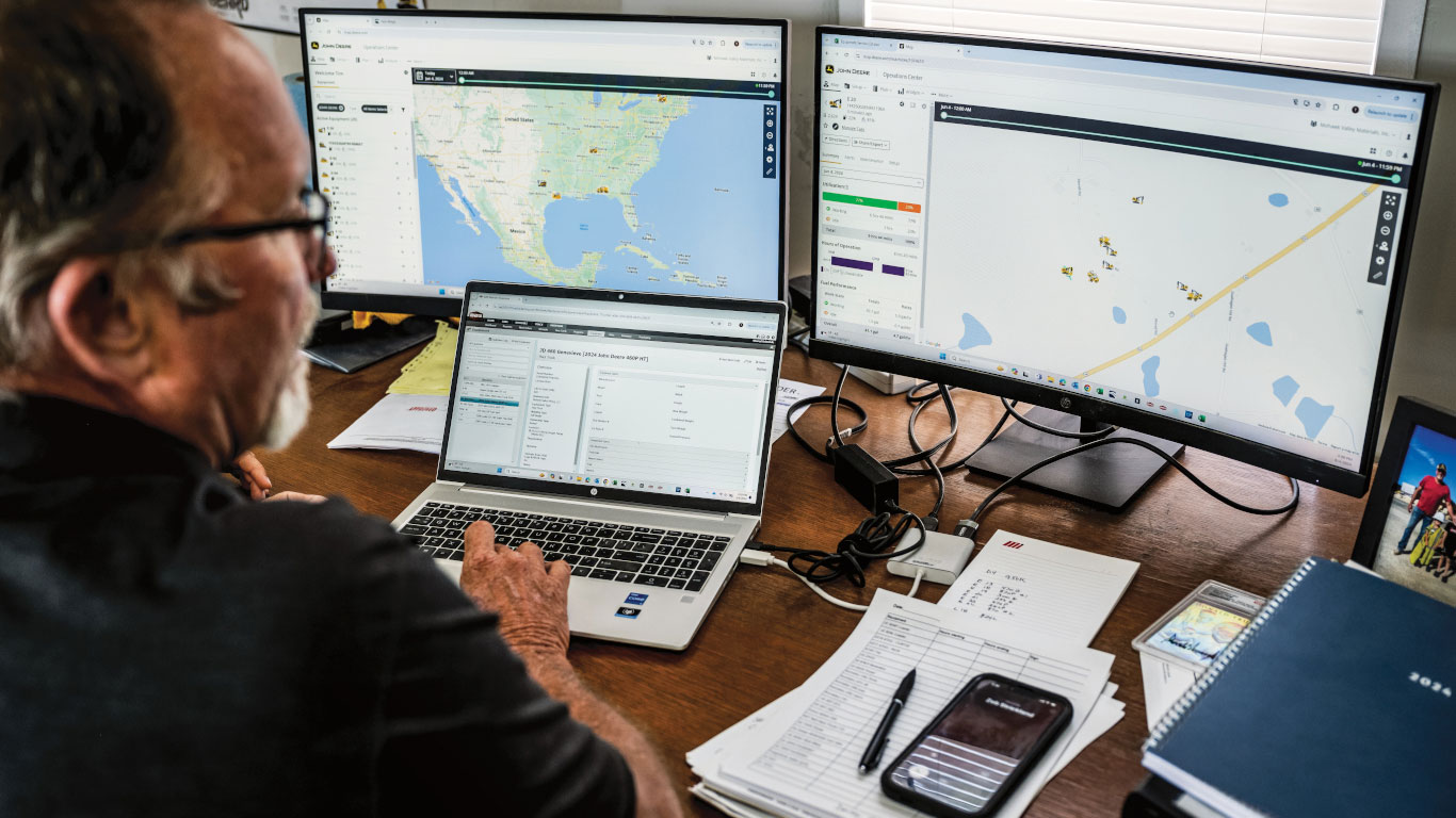 Une personne dans un bureau vérifie les données de son parc dans Operations Center