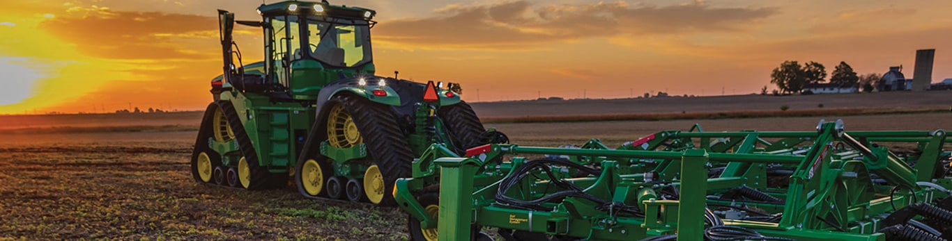 Un gros tracteur tirant un instrument de labourage