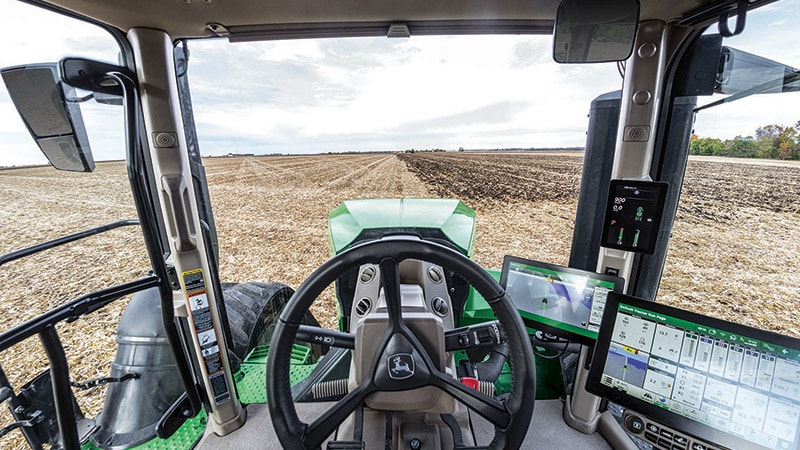 Vue à partir de la cabine d’un tracteur 9RX 830