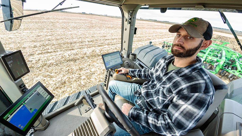 Conducteur dans la cabine du tracteur 9RX 830 