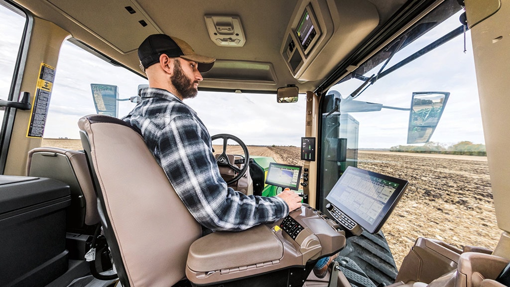 Conducteur dans la cabine du tracteur 9RX 830