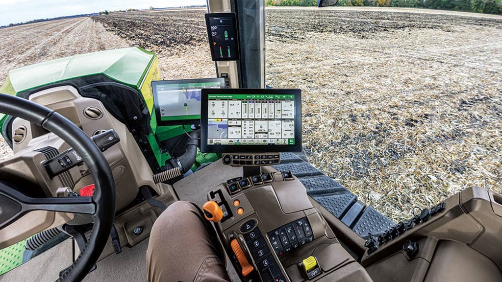 Conducteur dans la cabine du tracteur 9RX 830