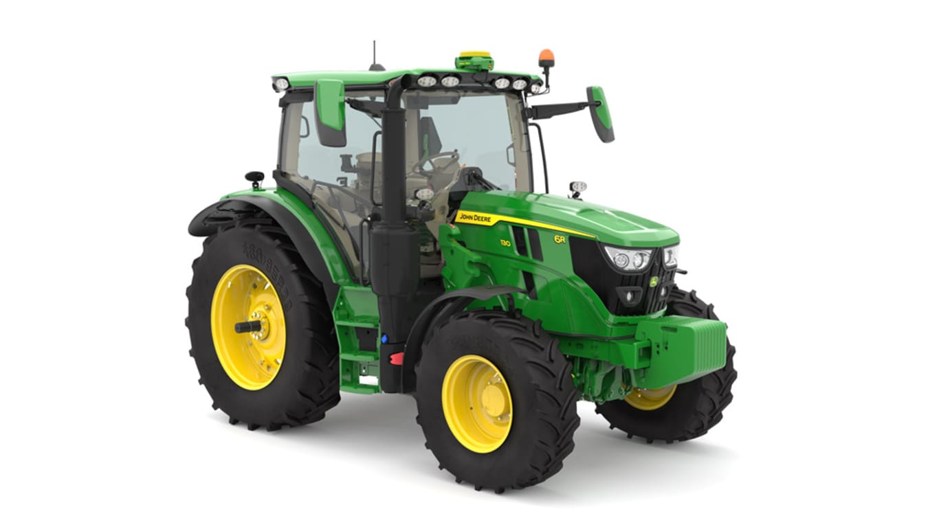 Image prise en studio vu de l'avant droit d'un tracteur utilitaire 6R 130 vert.