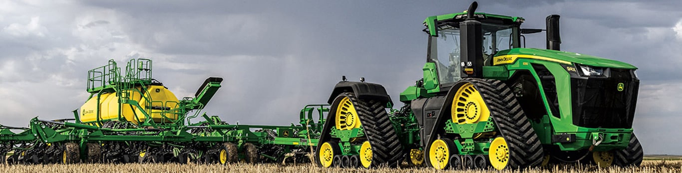 Ensemencement d’un champ par un tracteur 9RX 830