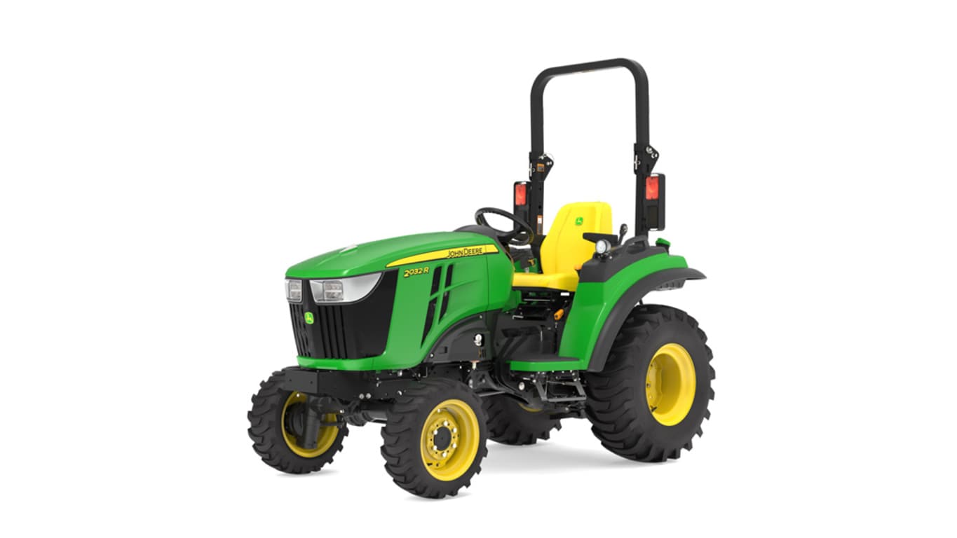 Tracteur compact 2032R vu de l'avant gauche sur fond blanc