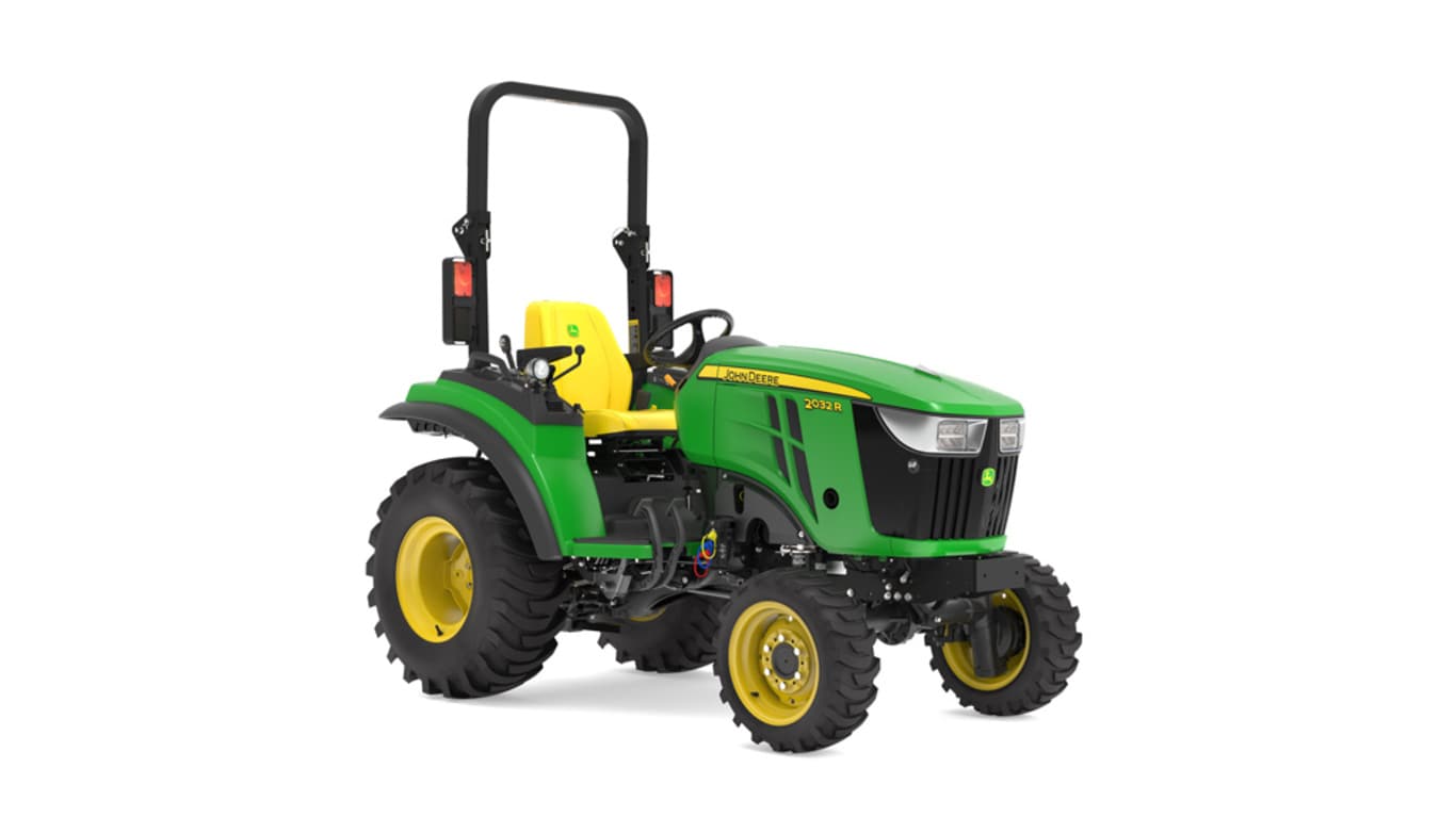Tracteur compact 2032R vu de l'avant droit sur fond blanc