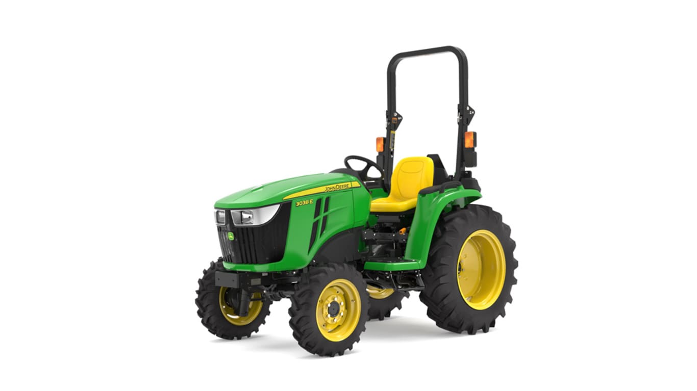 Tracteur compact 3038E vu de l'avant gauche sur fond blanc