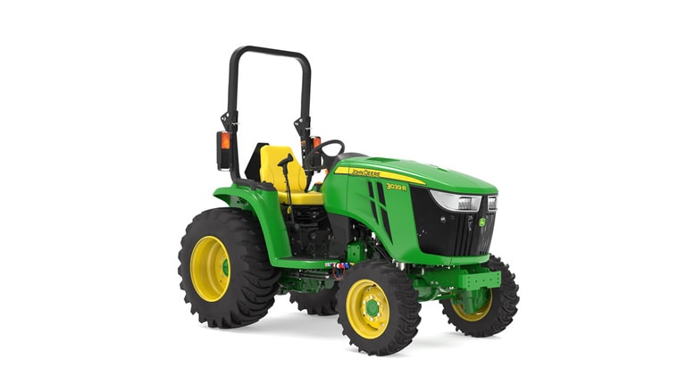 Tracteur compact 3039R vu de l'avant droit sur fond blanc
