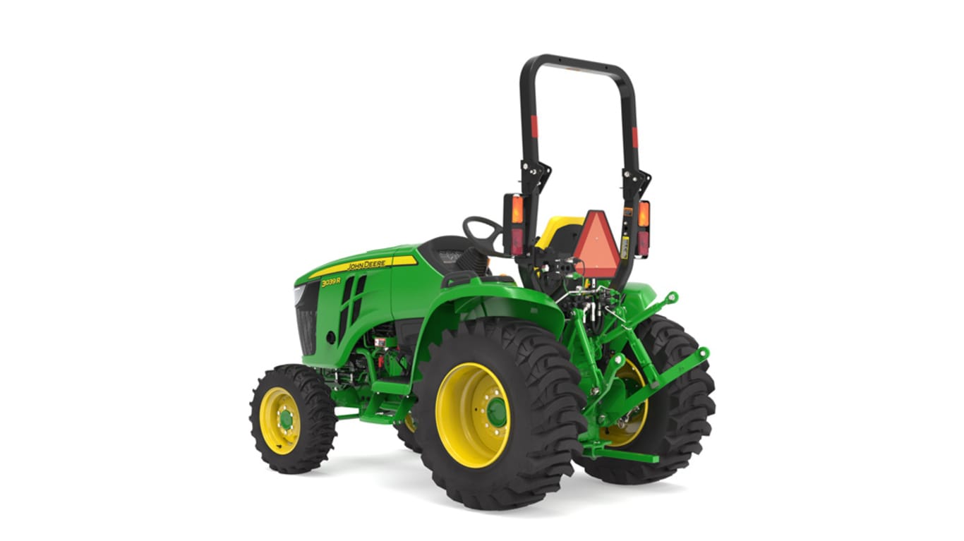 Tracteur compact 3039R vu de l'arrière gauche sur fond blanc