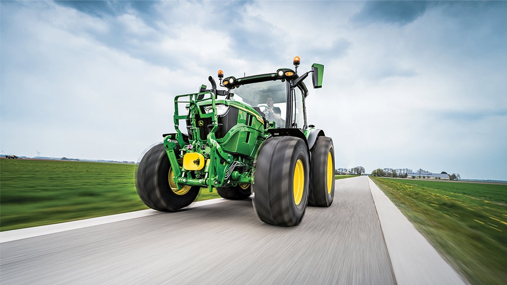 Tracteur 6R 150 de John Deere sur une route