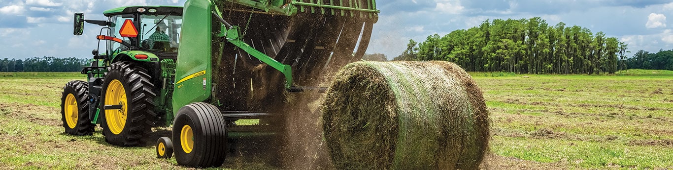 Tracteur 6R de John Deere mettant du foin en balles