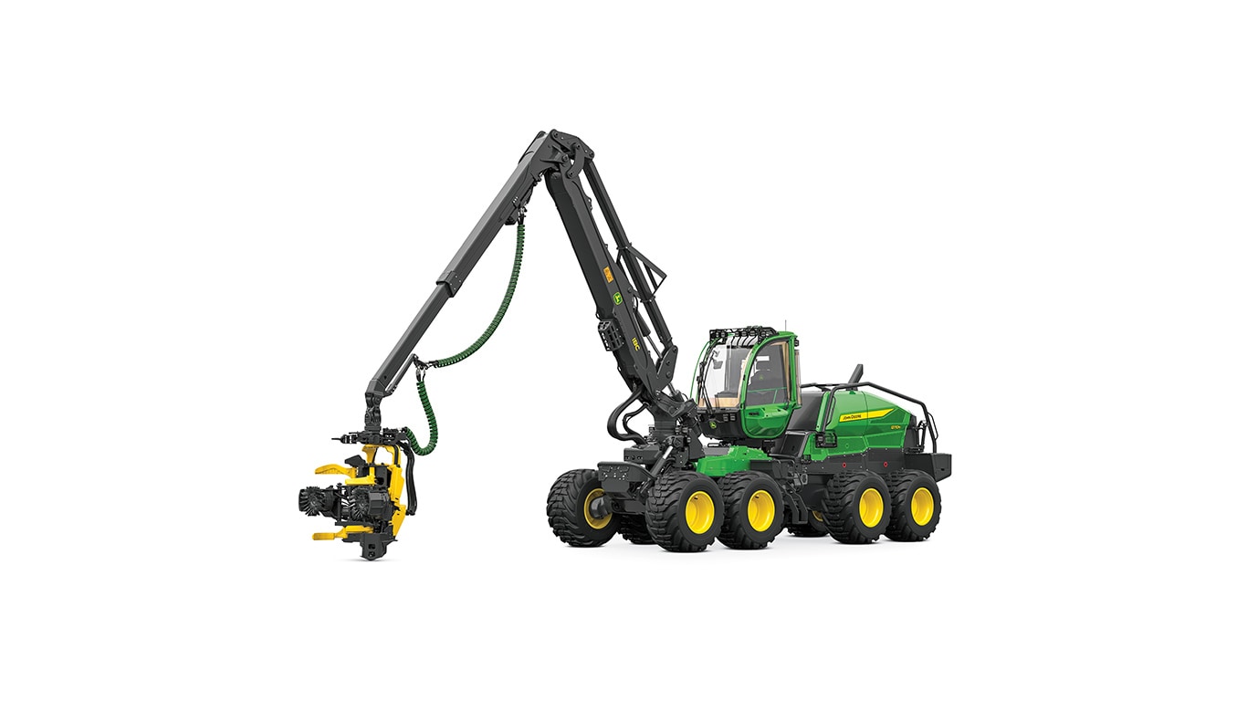 Machine forestière verte et jaune avec un bras étendu qui maintient un accessoire de coupe.