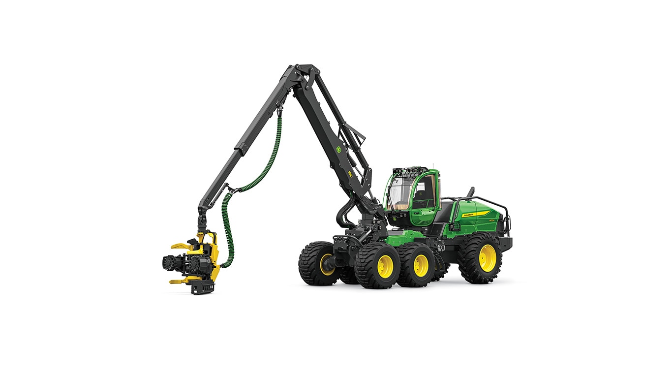 Machine forestière verte et jaune avec un bras étendu qui maintient un accessoire de coupe.