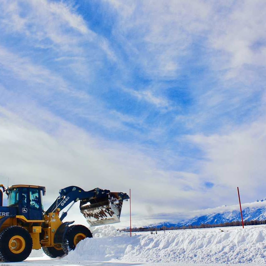 Chargeuse à roues 644K de John Deere roulant dans la neige