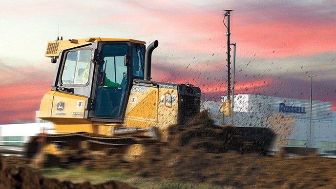 Un bouteur chenillé 650K LGP façonne le terrain sur un chantier de Russell.